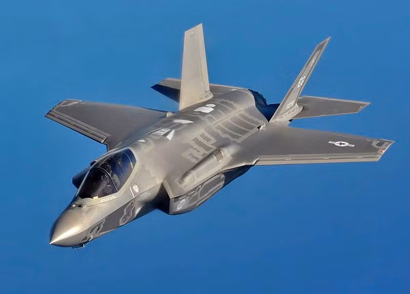 F-35 là kết quả chương trình phát triển tiêm kích tàng hình thế hệ 5 dùng cho Không quân Mỹ và phục vụ xuất khẩu tới các nước đồng minh NATO. Đơn giá một chiếc từ 90 - 115 triệu USD/chiếc tùy phiên bản. Nguồn ảnh: Wikipedia