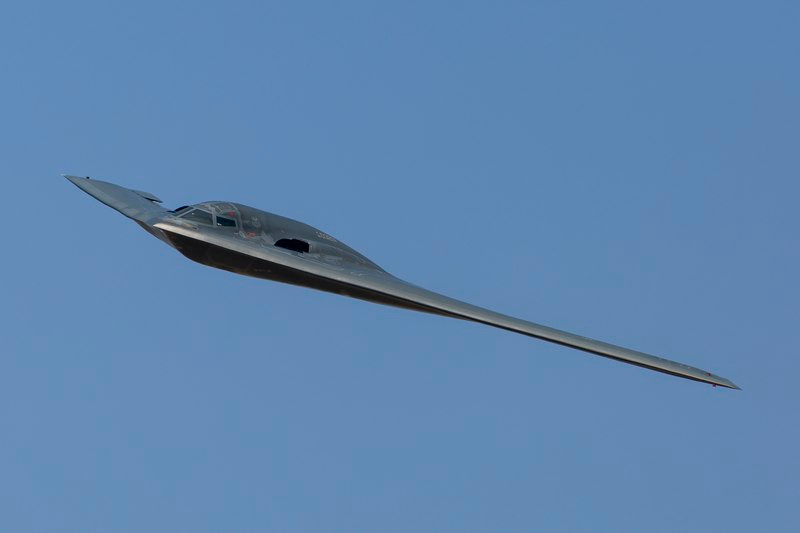 Máy bay được trang bị 4 động cơ turbofan không có đốt tăng lực F118-GE-100 cung cấp tốc độ tối đa 1.010km/h, tốc độ trung bình 900km/h, tầm bay 11.000km, trần bay 15.200m. Nguồn ảnh: Wikipedia