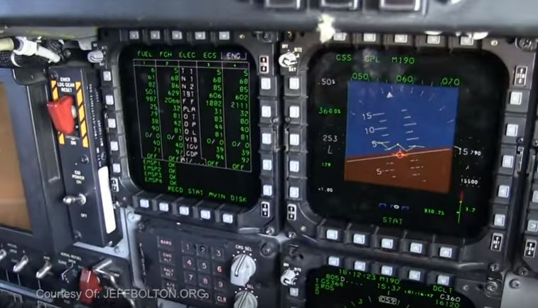 Các hình ảnh ngắn ngủi buồng lái máy bay B-2A Spirit được nhà báo này tiết lộ cho thấy phần lớn thiết bị hiển thị các tham số kỹ thuật bay trong cabin đều là dùng màn hình LCD màu tinh thể lỏng với đủ loại kích cỡ. Người ta không còn dùng đồng hồ cơ học như trên các máy bay ném bom hiện đại nhất của Nga như Tu-160. Nguồn ảnh: jeffbolton.org
