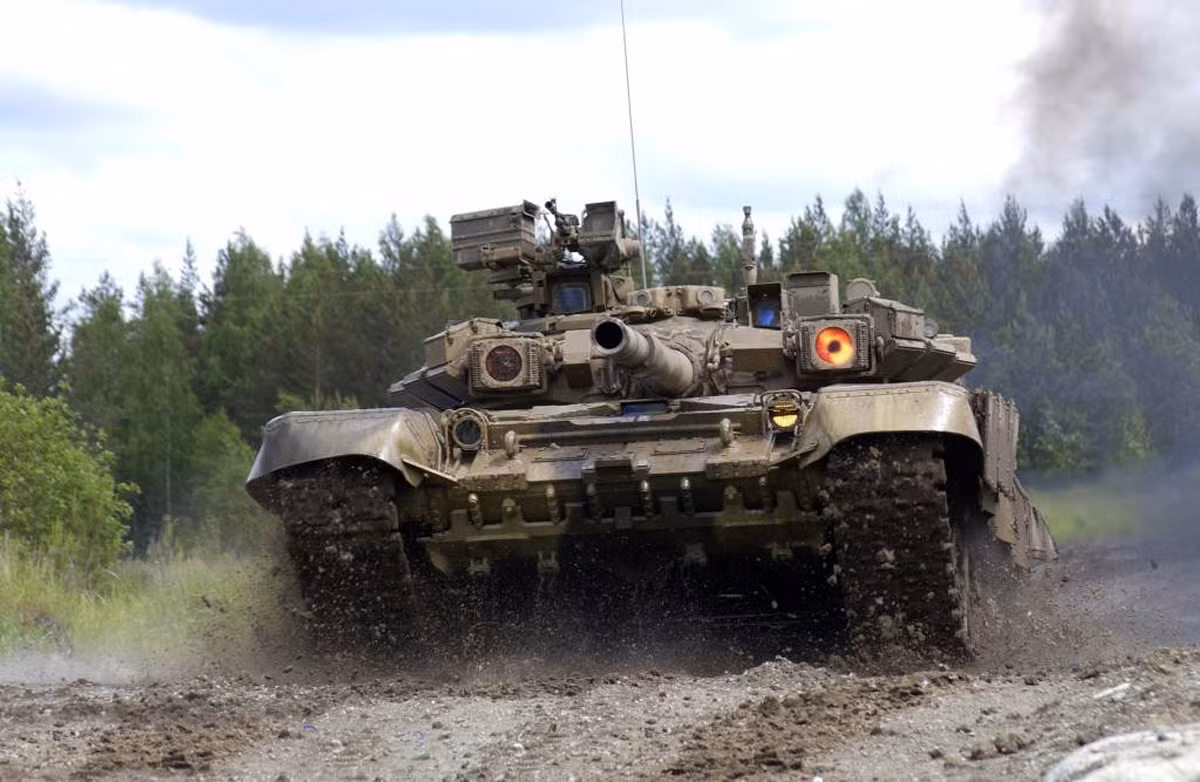 "Lô đầu tiên được chuyển giao vào tháng 12 năm ngoái, trong khi lô thứ 2 tới Việt Nam vào cuối tháng 2/2019", nguồn tin cho biết. Cũng theo nguồn tin riêng, Việt Nam đã bắt đầu vận hành xe tăng T-90, chúng sẽ "thay thế một phần các xe tăng Type 59 và T-54 được sản xuất bởi Trung Quốc và Liên Xô". Nguồn ảnh: contact-army