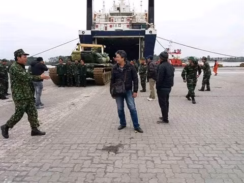 Trong khi đó, theo nguồn tin riêng của Jane's, lô 64 xe tăng T-90 được vận chuyển thành hai lô hàng lớn, mỗi lô có tổng công "không dưới 30 chiếc". Trong ảnh, hình ảnh xe tăng T-90S được vận chuyển tới cảng biển của Việt Nam. Nguồn ảnh: defence-blog