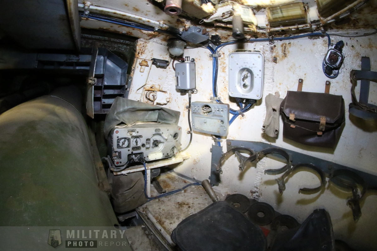 Kíp lái khoảng 4-5 người với 3 người ở bên trái pháo chính (lái xe ở phía trước, ở giữa là pháo thủ và sau cùng là người nạp đạn), còn xa trưởng và người phụ trách khóa nòng thì ở bên phải xe (xa trưởng ở phía trước người phụ trách khóa nòng). Trong trường hợp kíp lái có bốn người, người phụ trách khóa nòng sẽ kiêm luôn vai trò nạp đạn. Nguồn ảnh: Military Photo Report