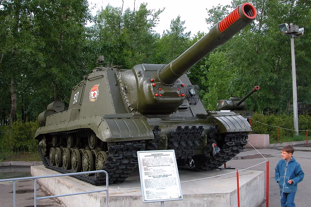 ISU-152 có trọng lượng tới 47,3 tấn, dài 9,18m, với thiết kế đặc trưng pháo tự hành thời CTTG 2 chia làm 2 phần: khoang tác chiến là chỗ ngồi của kíp lái, nơi đặt súng và đạn dược, nằm ở phía trước; khoang động cơ và hệ thống truyền động ở phía sau. Pháo được đặt ở trung tâm của xe, hơi nhích về bên phải 12 độ. Nguồn ảnh: Wikipedia