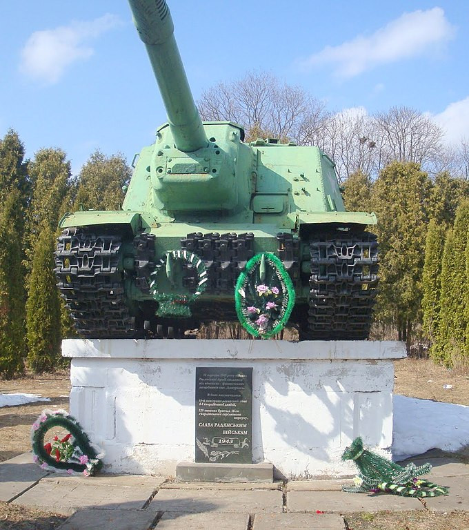 Hiện nay, ISU-152 trở thành “tượng đài” ở nhiều thành phố anh hùng nước Nga trong chiến tranh thế giới thứ 2. Tuy vậy, để kiếm một chiếc còn có thể hoạt động được là không phải dễ, đó là nhiệm vụ mà nhà máy Omsk phải thực hiện, chiếc ISU-152 sẽ được dùng cho các sự kiện lớn của đất nước như các dịp kỷ niệm Ngày Chiến thắng 9/5. Nguồn ảnh: Wikipedia