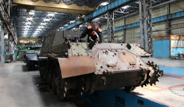 Các chuyên gia cho hay, khung thân chiếc IS-2 và ISU-152 được lấy từ thành phố anh hùng Murmansk và chuyển về Omsk để sửa chữa phục hồi. Nhìn chung, khung thân bọc thép còn rất tốt, nhưng việc sửa chữa tương đối phức tạp. Tuy vậy, nhà máy Omsk có kinh nghiệm nhiều năm khôi phục khí tài thời Chiến tranh Thế giới thứ 2, nên mọi khó khăn đều có giải pháp của nó. Nguồn ảnh: Omsk