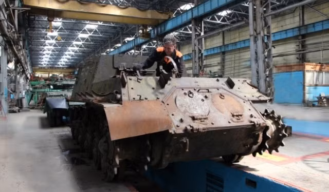 Các chuyên gia cho hay, khung thân chiếc IS-2 và ISU-152 được lấy từ thành phố anh hùng Murmansk và chuyển về Omsk để sửa chữa phục hồi. Nhìn chung, khung thân bọc thép còn rất tốt, nhưng việc sửa chữa tương đối phức tạp. Tuy vậy, nhà máy Omsk có kinh nghiệm nhiều năm khôi phục khí tài thời Chiến tranh Thế giới thứ 2, nên mọi khó khăn đều có giải pháp của nó. Nguồn ảnh: Omsk