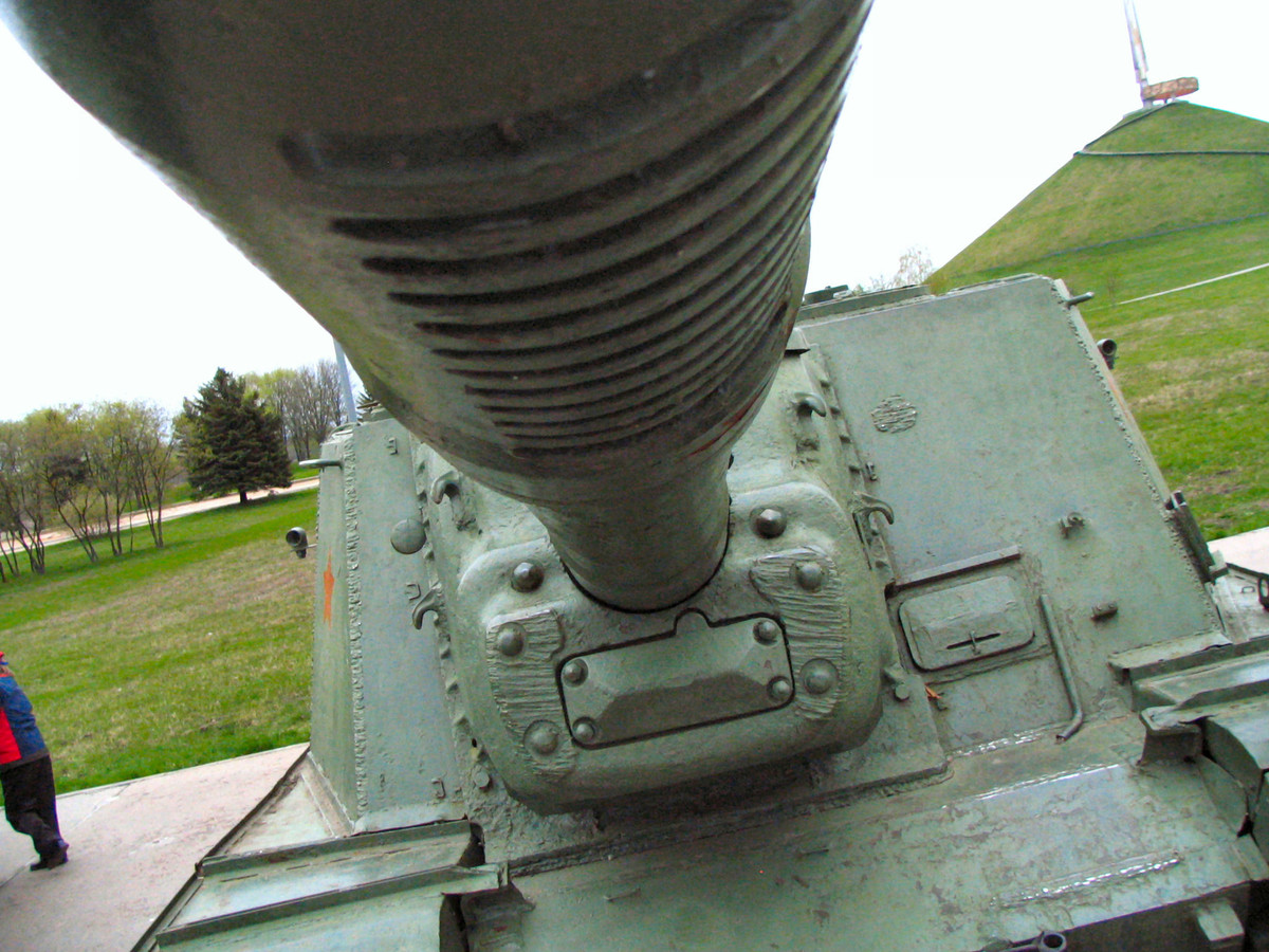 ISU-152 trang bị khẩu pháo 152,4mm ML-20S gắn chặt vào mặt trước thân xe với phần giáp chắn trước buồng pháo lên tới 200mm và 90mm nghiêng 30 độ giáp trước xung quanh... Nguồn ảnh: Wikipedia