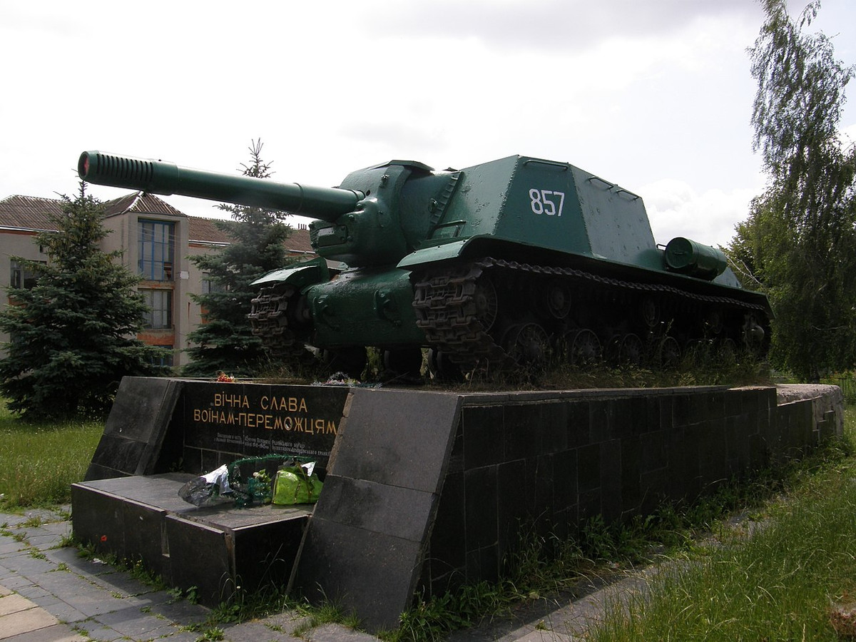 Hệ thống treo của ISU-152 bao gồm 12 thanh xoắn dùng cho 6 bánh xe ở mỗi bên. Bánh răng truyền động đặt ở phía sau, và bánh xe dẫn hướng có hình dạng giống hệt như bánh xe chạy trên đường. Mỗi dây xích gồm 90 mắt xích. Có 3 khoang nhiên liệu nằm ở bên trong pháo, trong đó 2 khoang ở khu vực dành cho kíp lái và 1 khoang ở khu vực dành cho động cơ. Xe đạt tốc độ tối đa 37km/h trên đường nhựa và 15-20km/h trên đường gồ ghề. Nguồn ảnh: Wikipedia