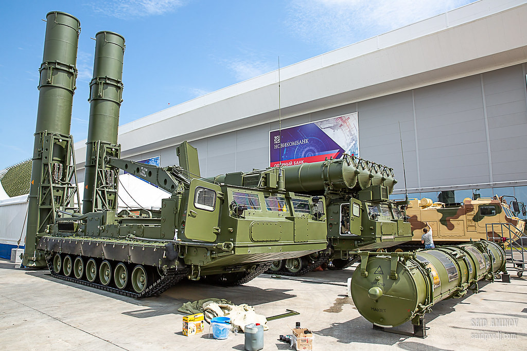 Bệ phóng tự hành 9A38ME của tổ hợp tên lửa Antey-2500. Nguồn: SAID AMINOV
