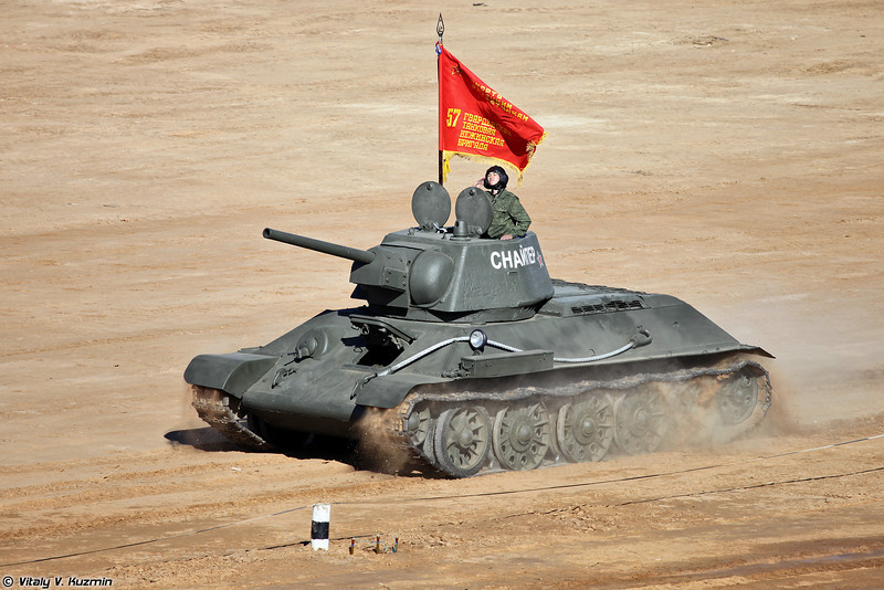 Đầu tiên là T-34-76 – thế hệ đầu tiên của dòng xe tăng hạng trung T-34 huyền thoại. Ước tính, trong giai đoạn từ tháng 6/1941 tới tháng 5/1945, Liên Xô đã sản xuất 35.119 T-34-76 và một số phiên bản khác, còn với T-34-85 là 29.340 chiếc dù sản xuất muộn hơn mấy năm. Nguồn ảnh: Vitaly Kuzmin