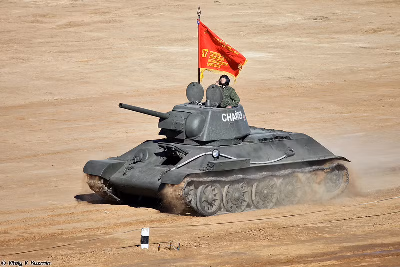 Đầu tiên là T-34-76 – thế hệ đầu tiên của dòng xe tăng hạng trung T-34 huyền thoại. Ước tính, trong giai đoạn từ tháng 6/1941 tới tháng 5/1945, Liên Xô đã sản xuất 35.119 T-34-76 và một số phiên bản khác, còn với T-34-85 là 29.340 chiếc dù sản xuất muộn hơn mấy năm. Nguồn ảnh: Vitaly Kuzmin