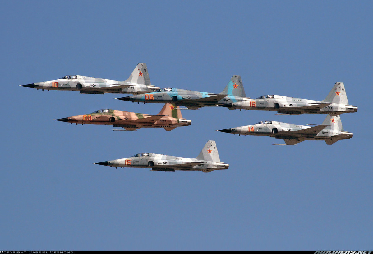 Tuy nhiên chính nhờ sự nhỏ gọn, nhanh nhẹn, cơ động cao khiến F-5 vẫn giữ được vai trò trong các phi đội “không quân địch” trong nhiều năm nữa. Hiện Không quân và Hải quân Mỹ chủ yếu sử dụng phiên bản F-5N trang bị radar AN/APG-69 thay cho loại APQ-159 lỗi thời trên F-5E Tiger II. Nguồn ảnh: Airliner.net