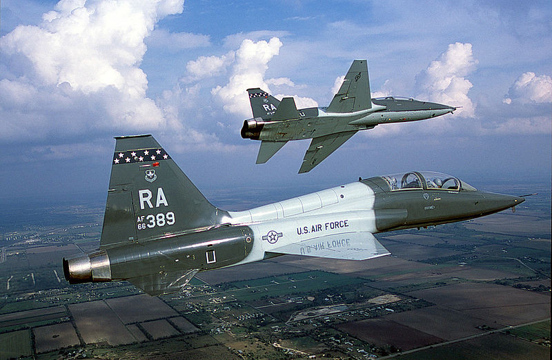 Nói một chút về T-38 Talon, đây là loại máy bay huấn luyện cao cấp tốc độ siêu âm được phát triển có sự chia sẻ với F-5 nên trông chúng khá giống nhau. Hầu hết các phi công lái máy bay chiến đấu Mỹ bao gồm cả F-22 và F-35 đều phải bay qua loại máy bay này. Nó đạt tốc độ tối đa 1.381km/h, tầm bay 1.800km. Nguồn ảnh: Wikipedia