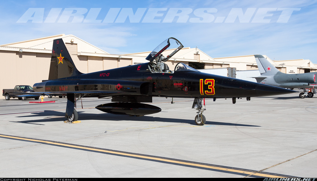 Trong ảnh, một chiếc tiêm kích F-5 của Không quân Mỹ sơn màu ngụy và phù hiệu của Không quân Liên Xô. Nhìn chung, phù hiệu thì đúng nhưng màu sơn có phần “hơi chế” vì hiếm có máy bay nào của Nga hiện sử dụng loại sơn đen bạc này. Nguồn ảnh: Airliner.net