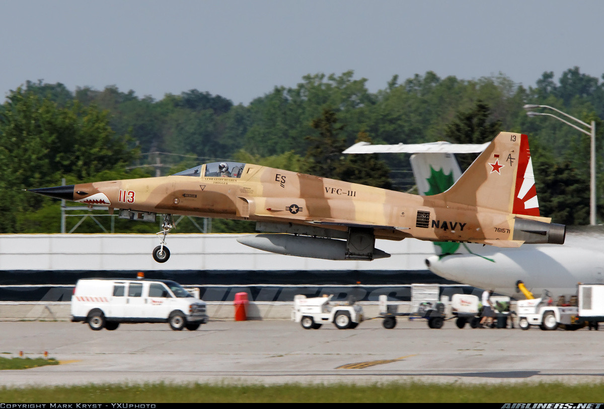 Điều đáng nói, việc Mỹ tiến hành hợp đồng duy trì kỹ thuật cho dòng máy bay F-5 Tiger II là điều hơi khó hiểu. Hóa ra lâu nay họ vẫn duy trì dòng tiêm kích hạng nhẹ có từ thời chiến tranh Việt Nam. Trong khi các dòng máy bay hiện đại hơn mà cùng thời như F-105, F-4 Phantom II thậm chí F-111 hiện đại hơn đã “về vườn” từ lâu. Nguồn ảnh: Flick