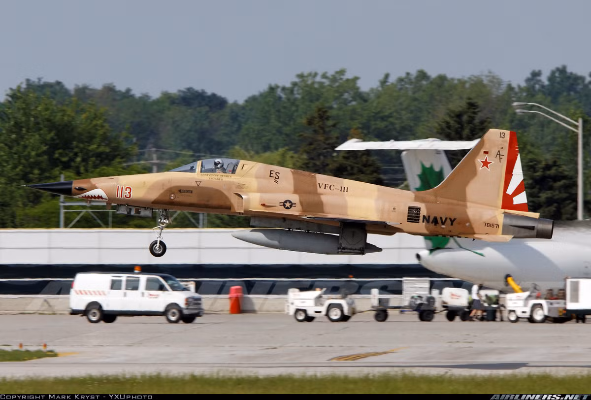 Điều đáng nói, việc Mỹ tiến hành hợp đồng duy trì kỹ thuật cho dòng máy bay F-5 Tiger II là điều hơi khó hiểu. Hóa ra lâu nay họ vẫn duy trì dòng tiêm kích hạng nhẹ có từ thời chiến tranh Việt Nam. Trong khi các dòng máy bay hiện đại hơn mà cùng thời như F-105, F-4 Phantom II thậm chí F-111 hiện đại hơn đã “về vườn” từ lâu. Nguồn ảnh: Flick