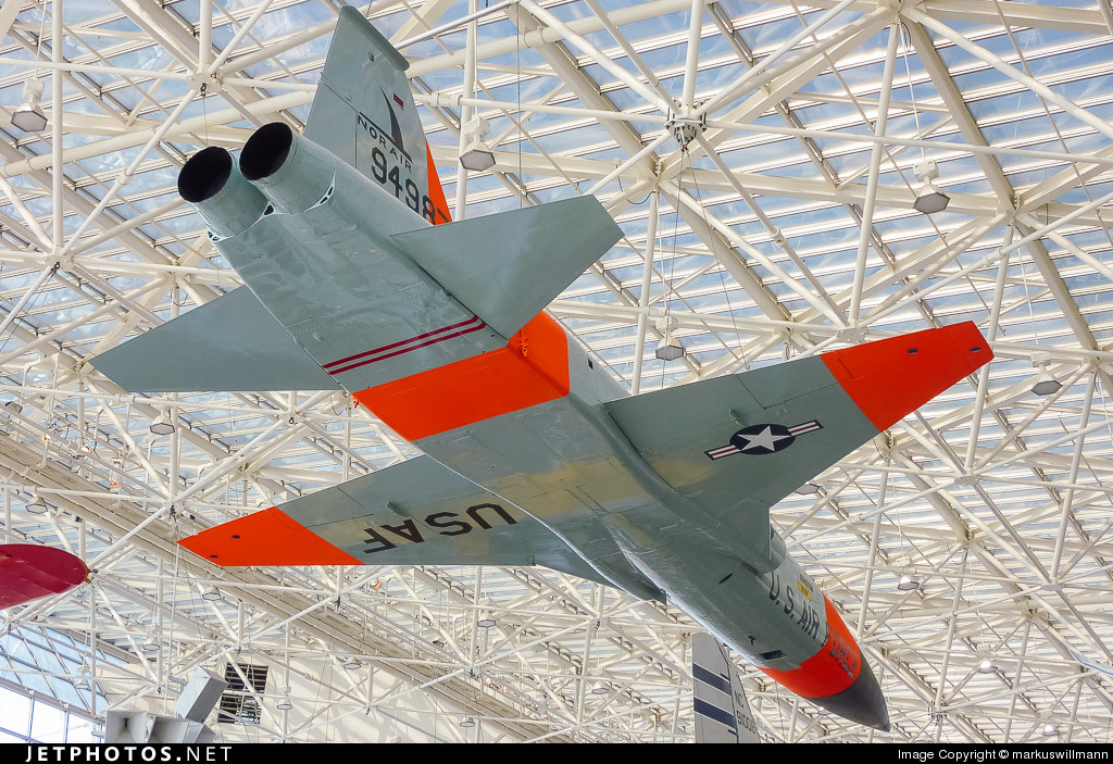 Sở dĩ F-5 được chọn làm máy bay “đóng giả tiêm kích MiG” chính là nhờ thiết kế nhỏ gọn theo hơi hướng máy bay Liên Xô. Nó có chiều dài chỉ 14,45m, sải cánh 8,13m, cao 4,08m, trọng lượng rỗng 4,3 tấn... nhìn chung nhỏ hơn rất nhiều khi đem so với F-4 Phantom II - tiêm kích chủ lực của Mỹ trong chiến tranh Việt Nam. Nguồn ảnh: Jetphotos