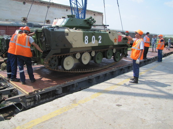 Xe chiến đấu đổ bộ đường không ZBD-03 của lực lượng lính dù Trung Quốc đang được tháo gỡ khỏi khoang tàu hỏa. Nguồn ảnh: Cơ quan tuyên huấn Quân khu Tây