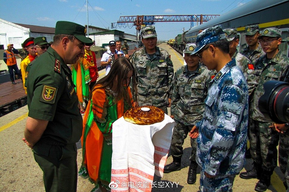 Đoàn Trung Quốc được chào đón nồng nhiệt tại ga tàu Nga với các món bánh truyền thống của nước Nga vốn chỉ dành cho khách quý. Nguồn ảnh: Cơ quan tuyên huấn Quân khu Tây