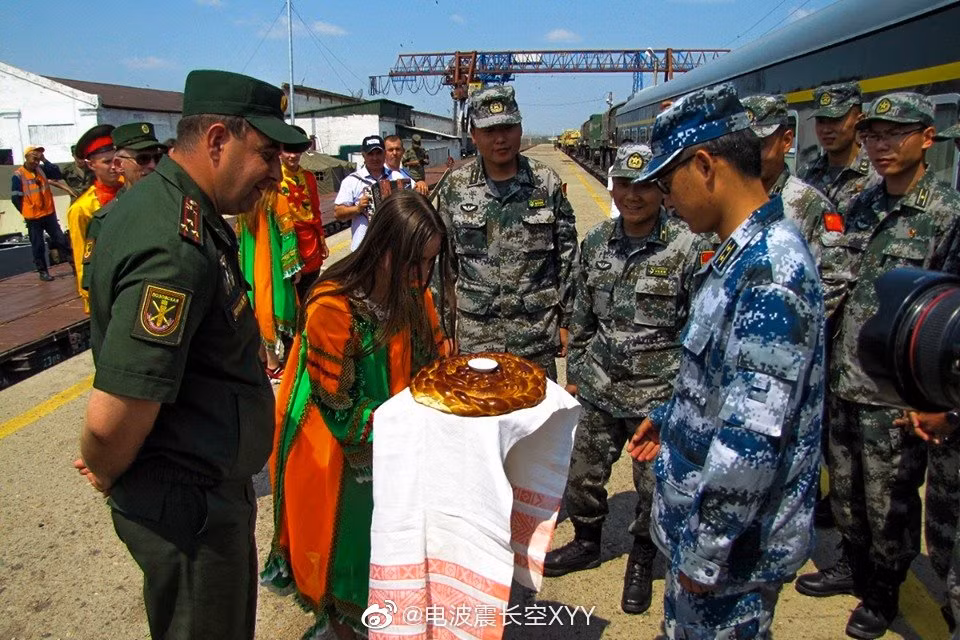 Đoàn Trung Quốc được chào đón nồng nhiệt tại ga tàu Nga với các món bánh truyền thống của nước Nga vốn chỉ dành cho khách quý. Nguồn ảnh: Cơ quan tuyên huấn Quân khu Tây