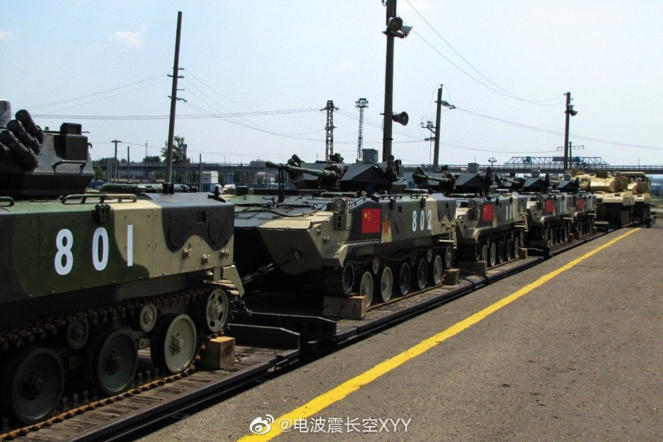 Các phương tiện hạng nặng của Quân đội Trung Quốc đều được chuyển chở tới Nga bằng tàu hỏa. Hiện cũng chỉ có Trung Quốc là “rộng tay, chi bộn” sử dụng vũ khí khí tài riêng của mình trong các kỳ thi Army Games thay vì dùng vũ khí Nga. Nguồn ảnh: Cơ quan tuyên huấn Quân khu Tây