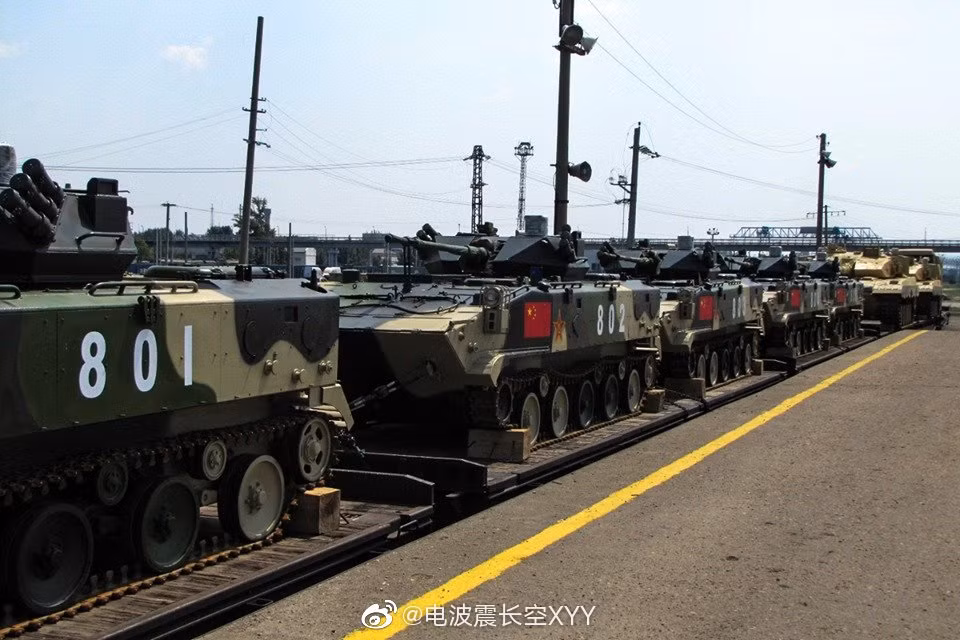 Các phương tiện hạng nặng của Quân đội Trung Quốc đều được chuyển chở tới Nga bằng tàu hỏa. Hiện cũng chỉ có Trung Quốc là “rộng tay, chi bộn” sử dụng vũ khí khí tài riêng của mình trong các kỳ thi Army Games thay vì dùng vũ khí Nga. Nguồn ảnh: Cơ quan tuyên huấn Quân khu Tây
