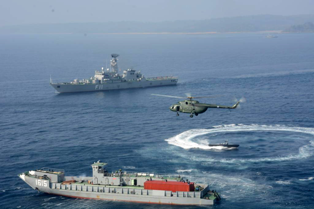 Một chiếc tàu đổ bộ cỡ nhỏ LCM “đóng giả” làm tàu hàng container bị cướp biển cướp, khống chế. Nguồn: Myanmar Navy