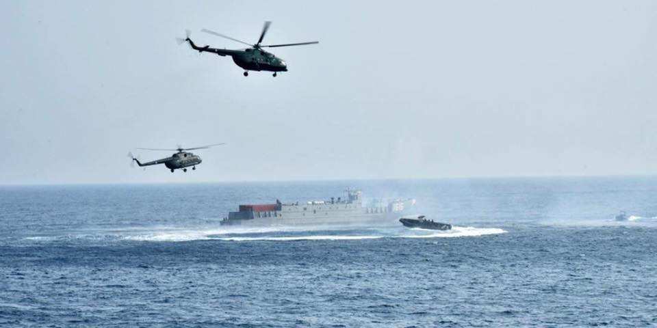 Các trực thăng Mi-8 của Hải quân Myanmar đang bước vào khoa mục chống hải tặc cướp tàu. Nguồn: Myanmar Navy