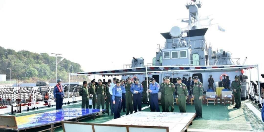 Tại "Khiên biển 2019", tàu hộ vệ F11 Aung Zeya được chọn làm "soái hạm" dẫn đầu cả "hạm đội" tác chiến trên biển. Trong ảnh, các sĩ quan cao cấp nhất Quân đội Myanmar bao gồm cả Tổng Tư lệnh các LLVT Myanmar Thượng tướng Min Aung Hlaing có mặt trên sàn đỗ máy bay soái hạm F11 Aung Zeya. Nguồn: Myanmar Navy