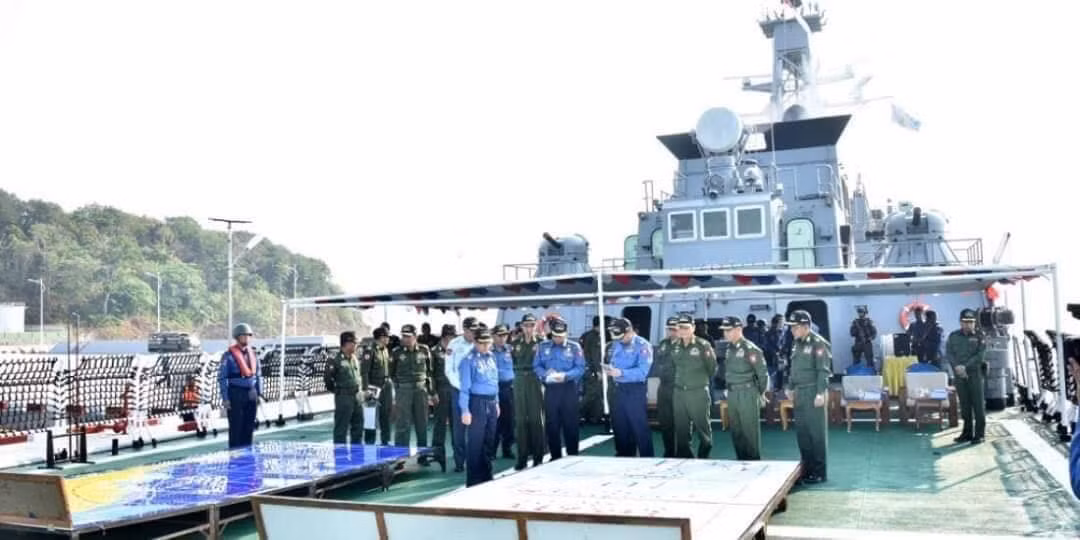 Tại "Khiên biển 2019", tàu hộ vệ F11 Aung Zeya được chọn làm "soái hạm" dẫn đầu cả "hạm đội" tác chiến trên biển. Trong ảnh, các sĩ quan cao cấp nhất Quân đội Myanmar bao gồm cả Tổng Tư lệnh các LLVT Myanmar Thượng tướng Min Aung Hlaing có mặt trên sàn đỗ máy bay soái hạm F11 Aung Zeya. Nguồn: Myanmar Navy