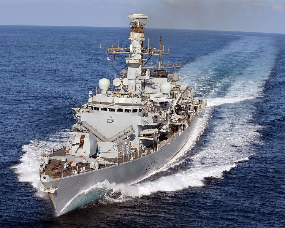 Hệ thống vũ khí – điện tử trên HMS Kent (F78) tương đối hiện đại, tuy nhiên cấp độ chỉ dừng ở mức hộ tống bảo vệ các đội tàu mặt nước, không có khả năng tấn công tầm xa nhắm vào mục tiêu nằm sâu trong đất liền. Năng lực phòng không của nó có radar khá hiện đại nhưng hỏa lực đối phó lại ở mức trung bình. Nguồn ảnh: Wikipedia