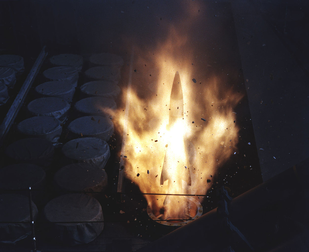 Dẫu vậy, hệ thống tên lửa phòng không kết hợp với Type 997 không quá hiện đại, nó được trang bị hệ thống tên lửa tầm thấp Sea Wolf có tầm bắn 1-10km, độ cao đánh chặn 3.000m. Nó chỉ phù hợp đánh trả tên lửa hành trình ở pha cuối và các loại máy bay bay thấp. Nguồn ảnh: Wikipedia