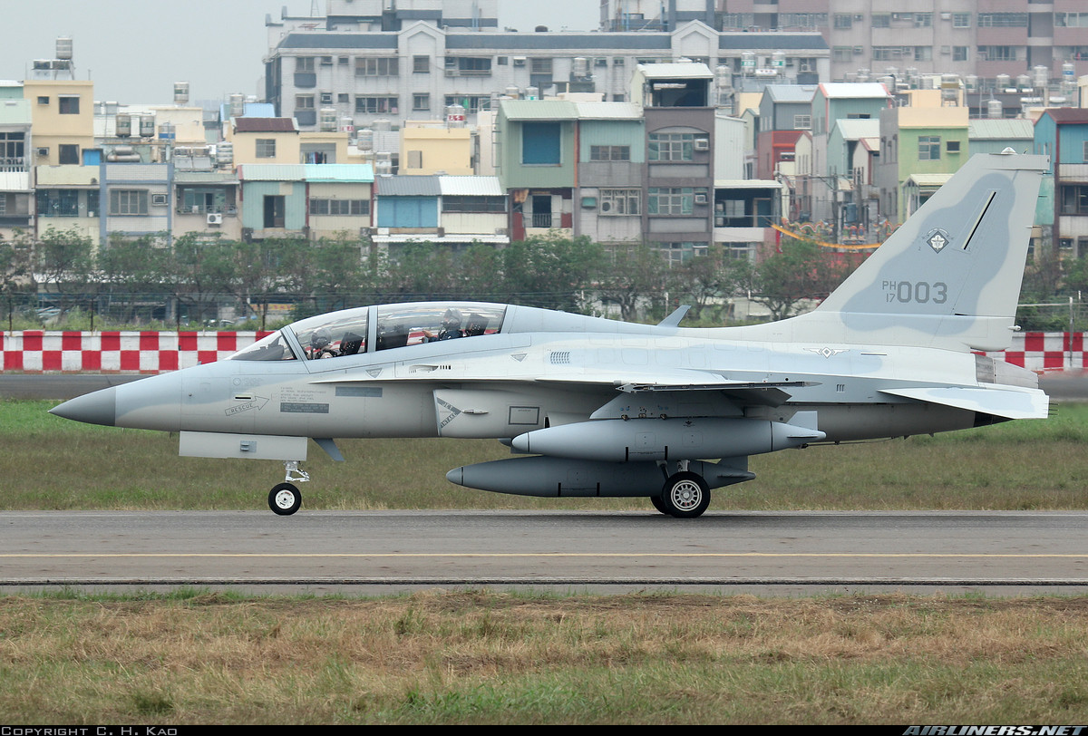 FA-50PH vốn được Hàn Quốc phát triển trên cơ sở cải tạo khung thân F-16, trang bị động cơ phản lực F404 cho tốc độ tối đa 1.640km/h, trần bay 14,6km, tốc độ leo cao 198m/s, tải trọng vũ khí 3,7 tấn cho phép mang tên lửa không đối không, tên lửa không đối đất, bom thông minh và rocket trên 7 điểm treo... Nguồn ảnh: Airliners.net