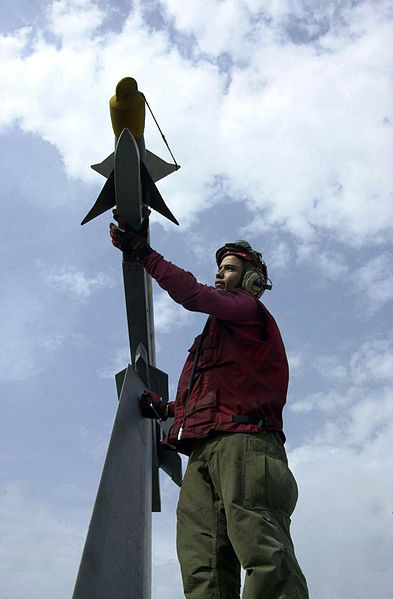 Về lô hàng AIM-9 mà Không quân Philippines đang đặt mua từ Mỹ, người phát ngôn từ chối tiết lộ số lượng cụ thể nhưng khẳng định là "đủ cho tất cả FA-50". Vị này còn nhấn mạnh đây là lô đạn mới tinh, được sản xuất mới không phải là lô đạn cũ? Nguồn ảnh: Wikipedia