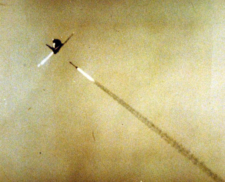 Đạn AIM-9L dài 2,89m, nặng 86kg, sải cánh 0,64m, lắp động cơ rocket nhiên liệu rắn cho tầm bắn từ 1-35km với đầu tự dẫn hồng ngoại. Nguồn ảnh: Wikipedia