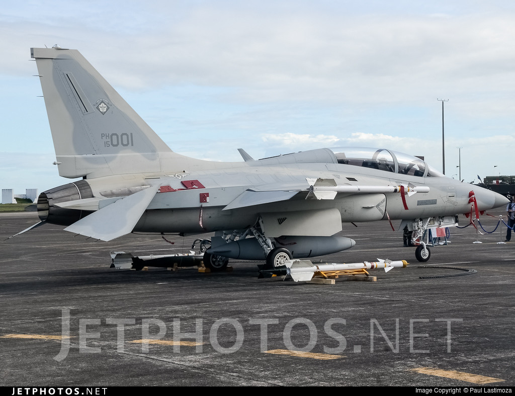 Dù trước đó đã có hình ảnh AIM-9 xuất hiện cạnh FA-50PH, tuy vậy theo các nguồn tin không chính thức thì đó vốn là các tên lửa AIM-9 hệ cũ từng trang bị cho F-5 của Philippines trước đây. Sau khi F-5 nghỉ hưu, AIM-9 được cất vào kho, thế nên có khả năng số tên lửa này đã quá hạn sử dụng, chỉ mang tính chất “đeo cho đẹp”. Nguồn ảnh: Jetphotos.net