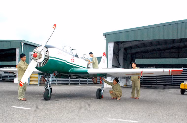 Iak-52 là máy bay huấn luyện sơ cấp do hãng Aerostar (Romania) sản xuất theo giấy phép loại Yakovlev Yak-52 của Liên Xô (cũ). Máy bay có chiều dài 7,7m, sải cánh 9,3m, cao 2,7m, trọng lượng rỗng hơn 1 tấn. Ảnh: Hà Trang