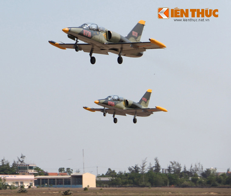 Hiện nay, ở Việt Nam, chỉ có duy nhất Trường Sĩ quan Không quân (Nha Trang, Khánh Hòa) là đơn vị được giao nhiệm vụ đào tạo, huấn luyện các sĩ quan lái máy bay cho Không quân Nhân dân Việt Nam. Đơn vị này hiện được trang bị hai loại máy bay Iak-52 (Trung đoàn 920) và L-39 (Trung đoàn 910) - bất kỳ phi công nào muốn bước lên Su-30 đều phải trải qua hai loại máy bay này.