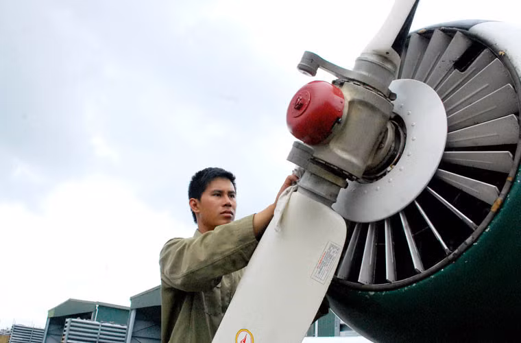 Iak-52 trang bị động cơ 9 xilanh M-14P với cánh quạt hai lá cho tốc độ bay tối đa 285km/h, tầm bay 550km, trần bay 4.000m, tốc độ leo cao 5m/s. Ảnh: Hà Trang