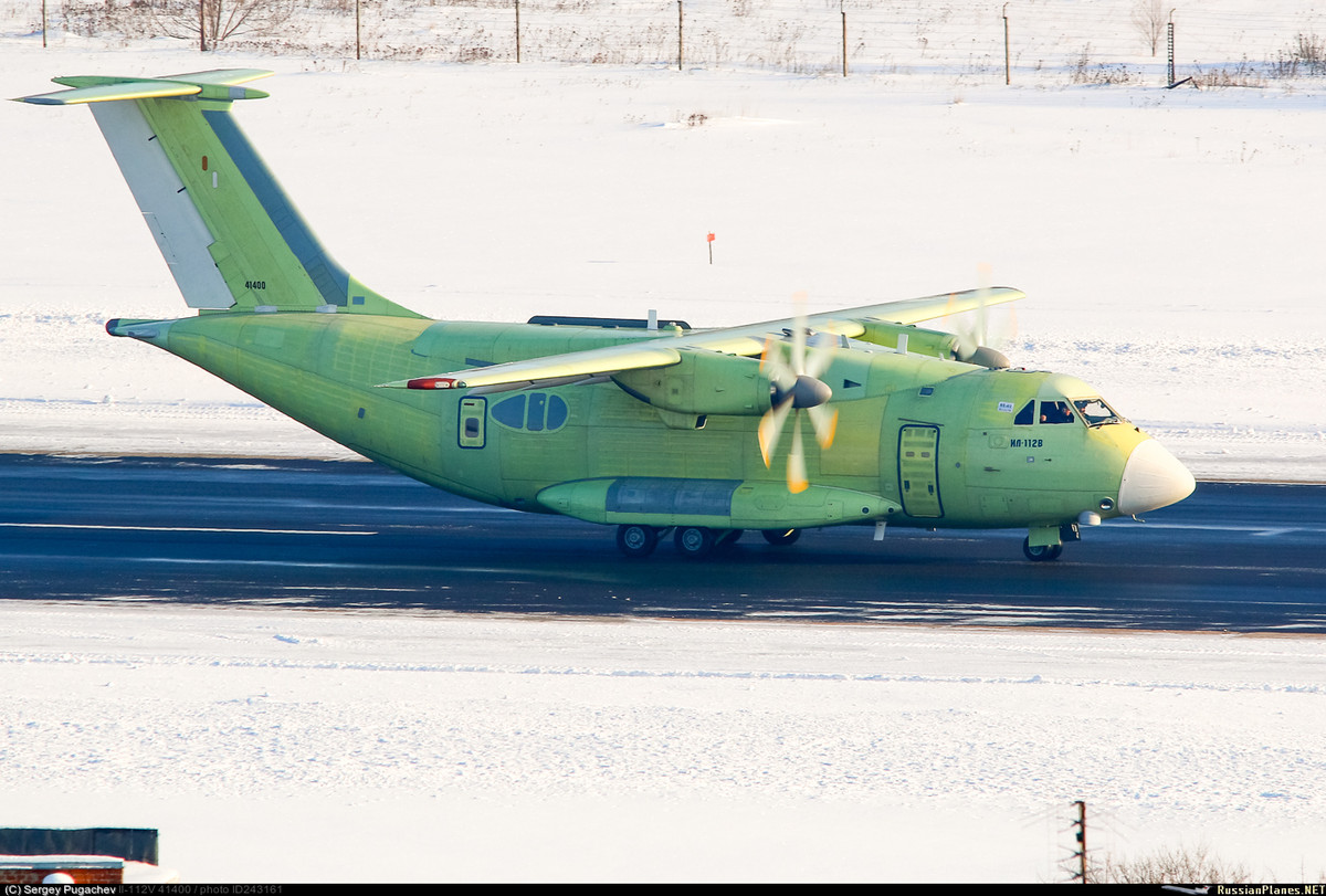Mọi việc trì hoãn lâu tới mức BQP Nga không thể chịu đựng thêm và quyết định cắt hỗ trợ ngân sách phát triển máy bay năm 2010. Mãi tới 4 năm sau, các mâu thuẫn mới được khai thông, BQP Nga chấp thuận cung cấp tài chỉnh Iluyshin sản xuất hai mẫu thử nghiệm và dự kiến hoàn thành năm 2016. Nguồn ảnh: Russian Planes