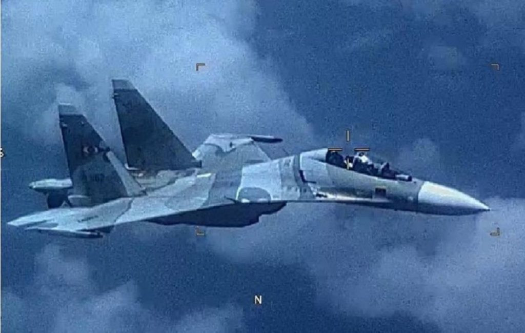 "Một máy bay Su-30 Flanker của Venezuela đã tiếp cận máy bay EP-3 của Mỹ ở khoảnh cách không an toàn vào hôm 19/7, gây nguy hiểm cho phi hành đoàn và phi cơ", Bộ tư lệnh miền Nam Mỹ tuyên bố. Đại diện cơ quan này cũng nhấn mạnh rằng máy bay EP-3 đang hoạt động trên không phận quốc tế và cho rằng hành động của Venezuela thể hiện sự ủng hộ vô trách nhiệm của Nga đối với chính quyền Tổng thống Maduro (ám chỉ việc Moscow cung cấp Su-30 cho Caracas). Nguồn ảnh: the Sun