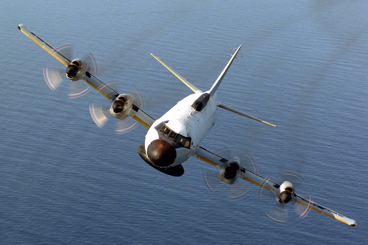 EP-3 vẫn sử dụng động cơ T56-A-14 của dòng P-3 cho tốc độ bay tối đa 780km/h, tầm bay 5.500km, trần bay hơn 9.000m, phi hành đoàn lên tới 22 người gồm 7 thành viên đội bay và 15 sĩ quan phụ trách hệ thống điện tử trên máy bay. Nguồn ảnh: Wikipedia
