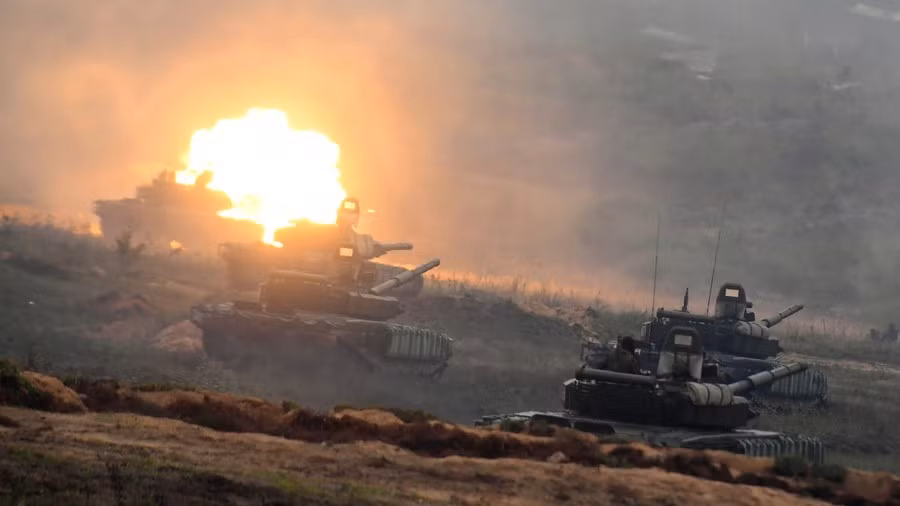 Họ có lý do phải lo xa vì việc Mỹ tăng cường bán vũ khí trang bị tối tân cho các nước Cộng hòa thuộc Liên Xô cũ, đem quân áp sát biên giới Nga, sơn ngụy trang lại vũ khí từ màu sa mạc sang màu rừng cây (woodland) là dấu hiệu cho thấy tiềm ẩn cuộc xung đột ở châu Âu trong tương lai. Nguồn ảnh: RT