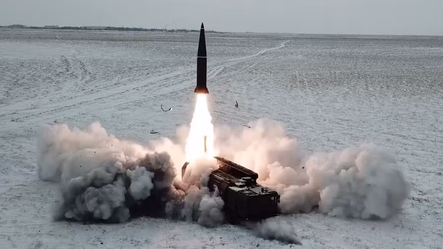 Đồng thời, các đơn vị tên lửa đạn đạo Iskander-M tiến hành khai hỏa tấn công mục tiêu được trinh sát báo về. Các cuộc bắn được thực hiện ở thao trường Molkino, vùng Krasnodar. Nguồn ảnh: RT