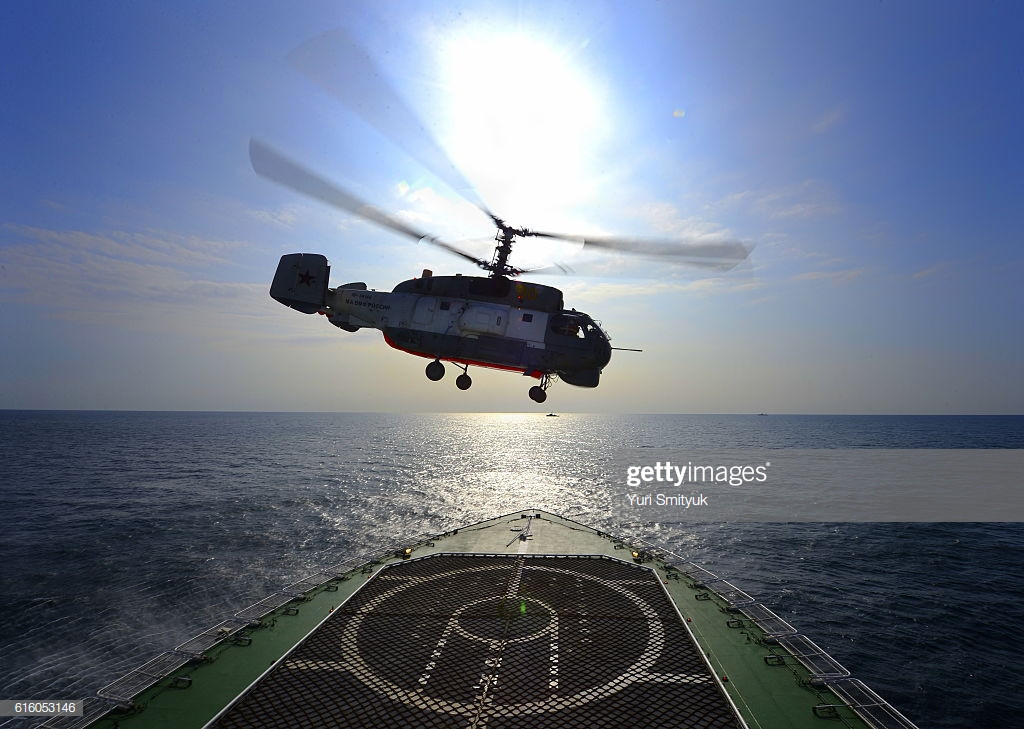 ...và cả "đạo quân săn ngầm" hùng hậu gồm thủy phi cơ Be-12 và trực thăng Ka-27. Các phi công thực hiện huấn luyện chiến đấu trên không ở khoảnh cách ngắn và dài với động tác nhào lộn phức tạp. Nguồn ảnh: Getty Image