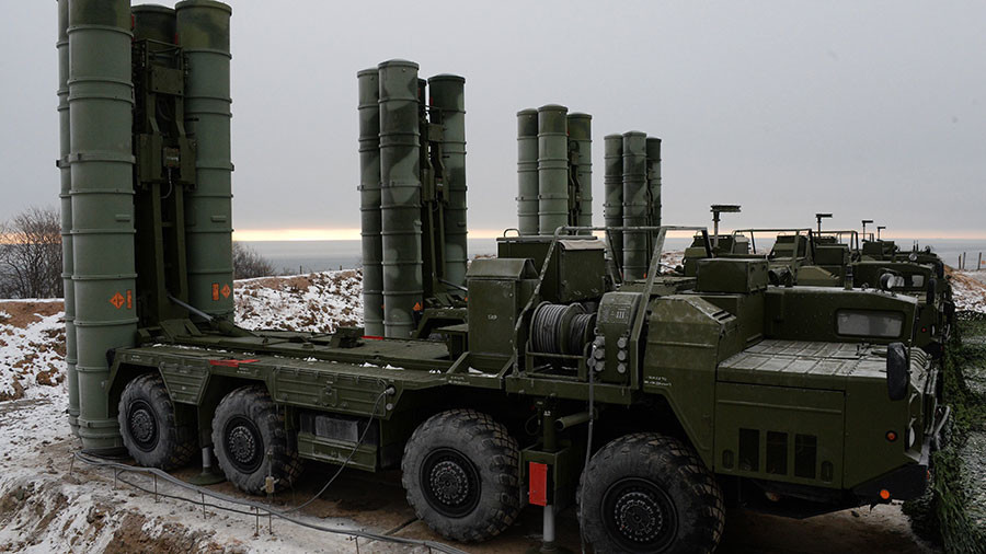 Hệ thống phòng không S-400 Triumf đóng tại Crimea đã thực hành việc quét sạch mục tiêu trên không nhưng không có bắn đạn thật mà thao tác trên hệ thống máy tập. Nguồn ảnh: RT