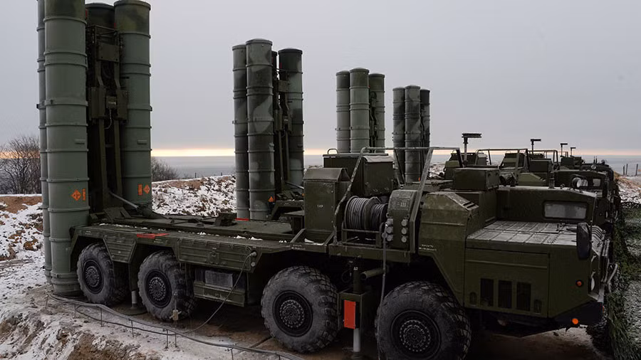 Hệ thống phòng không S-400 Triumf đóng tại Crimea đã thực hành việc quét sạch mục tiêu trên không nhưng không có bắn đạn thật mà thao tác trên hệ thống máy tập. Nguồn ảnh: RT
