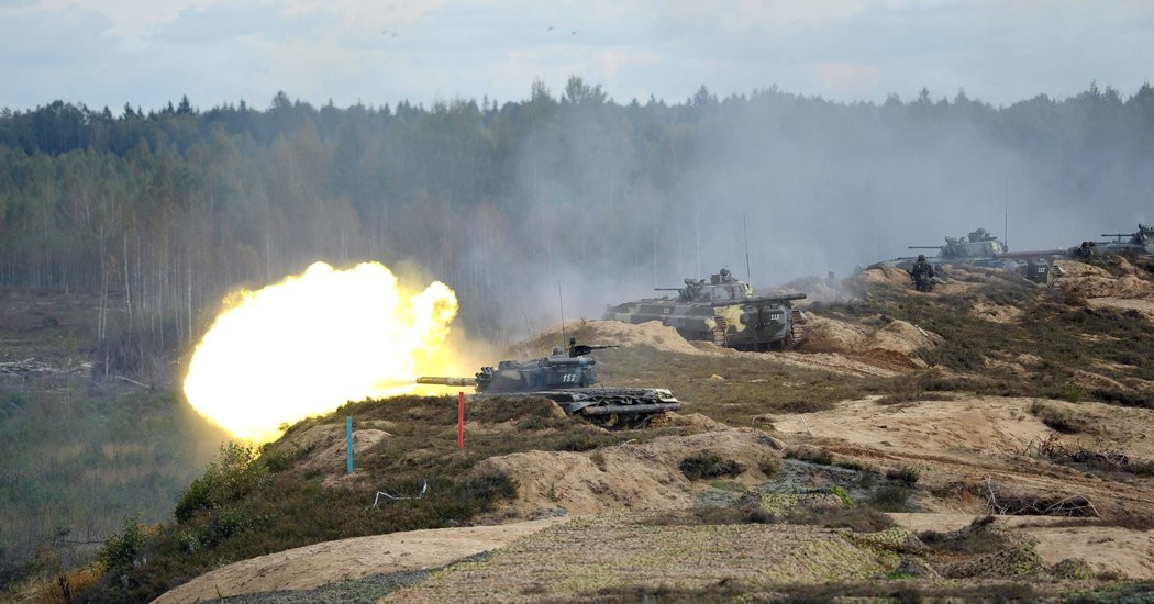 Cuộc tập trận quy mô của Quân đội Nga được thực hiện với nhiều khoa mục cùng lúc gồm cả trên không và dưới mặt đất. Ví dụ, trong khi xe tăng đang tiến hành cuộc tấn công thì đồng thời trinh sát pháo binh điều khiển UAV tìm kiếm kẻ thù, công binh thì lập bãi mìn để cản bước tiến của địch... Nguồn ảnh: The New York Times