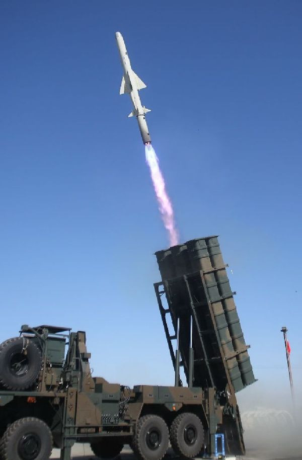 Trong ảnh là tên lửa Type 90 được phóng từ hệ thống tên lửa bảo vệ bờ biên Type 88. Tên lửa trang bị động cơ turbojet TJM-2 + 2 tầng khởi tốc cho tầm bay 150km, tốc độ cận âm 1.150km/h, sử dụng đầu tự dẫn radar bán chủ động pha cuối. Nguồn ảnh: Wikipedia