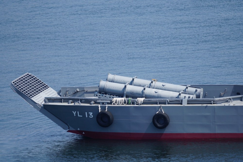 Tưởng như người ta đưa bệ phóng tên lửa lên để thực hiện việc vận chuyển hoặc tiếp tế, nhưng không cái cách mà người Nhật đặt tên lửa cho thấy khả năng đúng ra là nó được lắp đặt cho tàu đổ bộ nhỏ YL-09. Bởi lẽ, nếu tiếp tế đạn dược mới cho các chiến hạm thì thường phải về lại cảng tái nạp, dùng tàu đổ bộ cỡ nhỏ không giải quyết được vấn đề nào. Nguồn ảnh: Dambiev